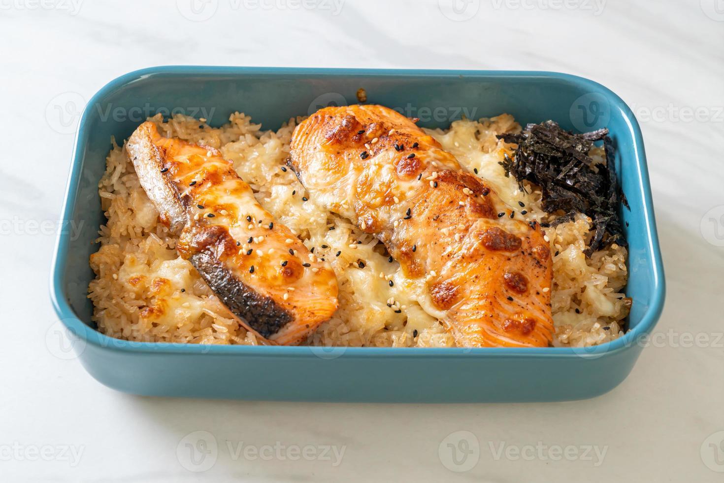 gebackener Lachs mit Käse und würziger Miso-Reis-Bowl foto