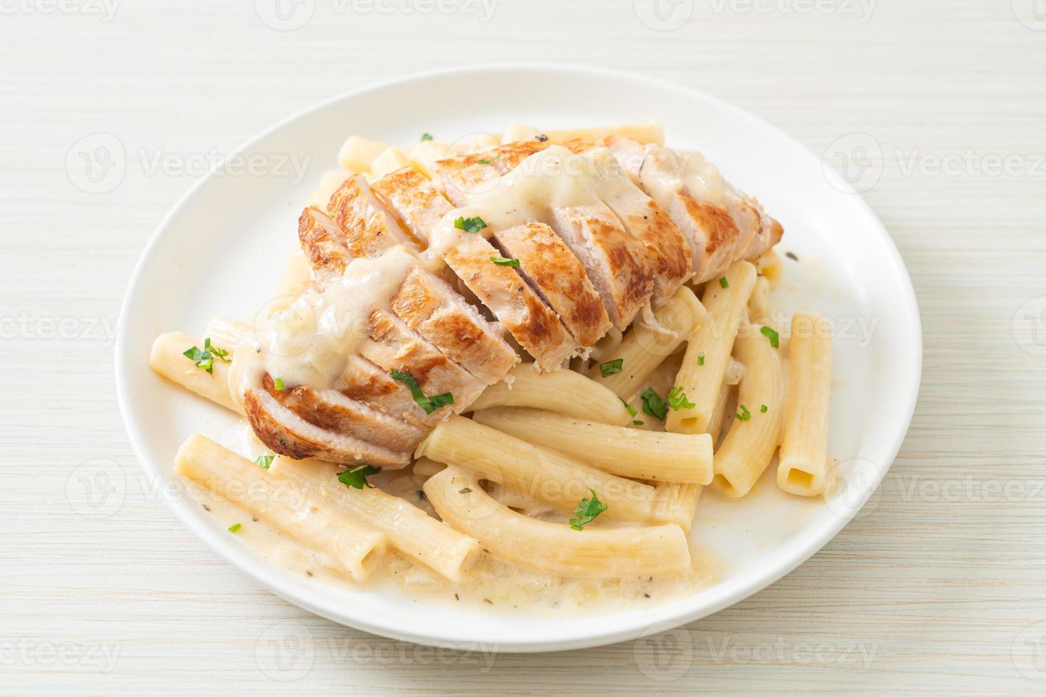 hausgemachte Quadrotto Penne Pasta weiße Sahnesauce mit gegrilltem Hähnchen foto