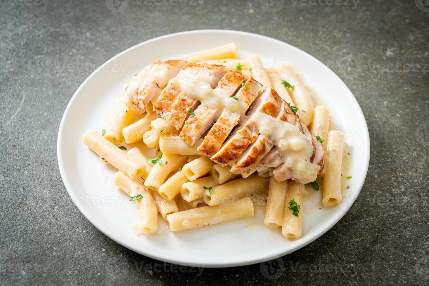 hausgemachte Quadrotto Penne Pasta weiße Sahnesauce mit gegrilltem Hähnchen foto