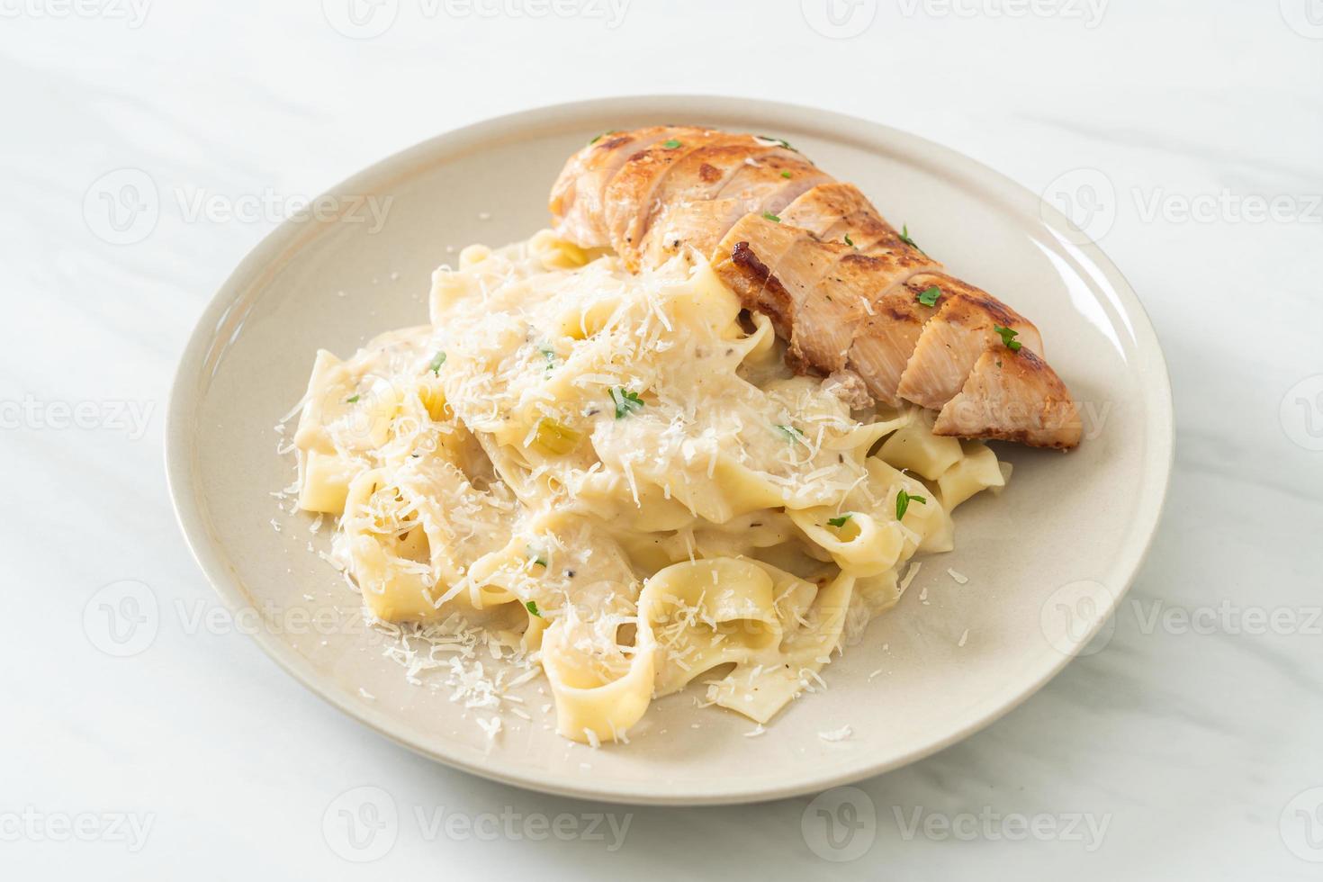 hausgemachte Fettucine Pasta weiße Sahnesauce mit gegrilltem Hähnchen foto