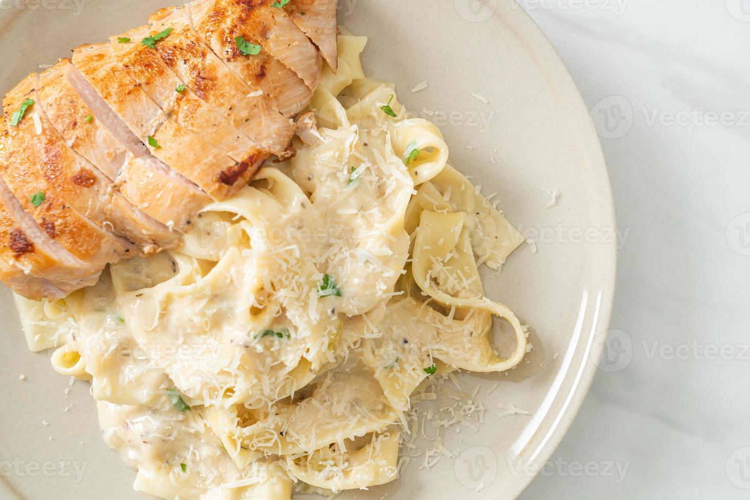 hausgemachte Fettucine Pasta weiße Sahnesauce mit gegrilltem Hähnchen foto