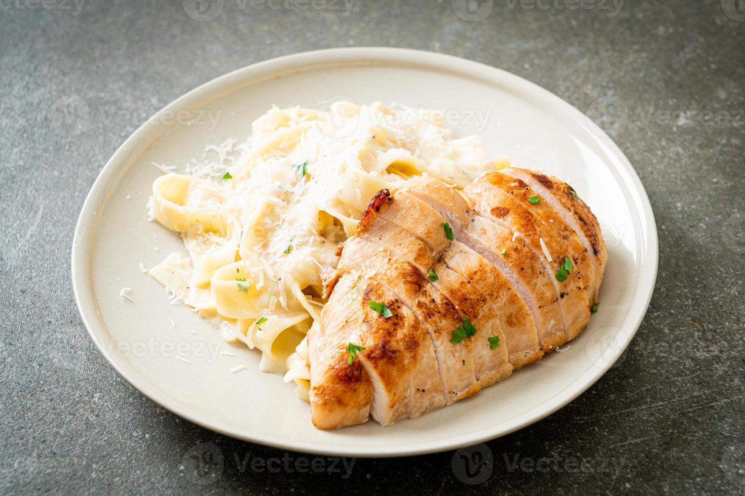 hausgemachte Fettucine Pasta weiße Sahnesauce mit gegrilltem Hähnchen foto