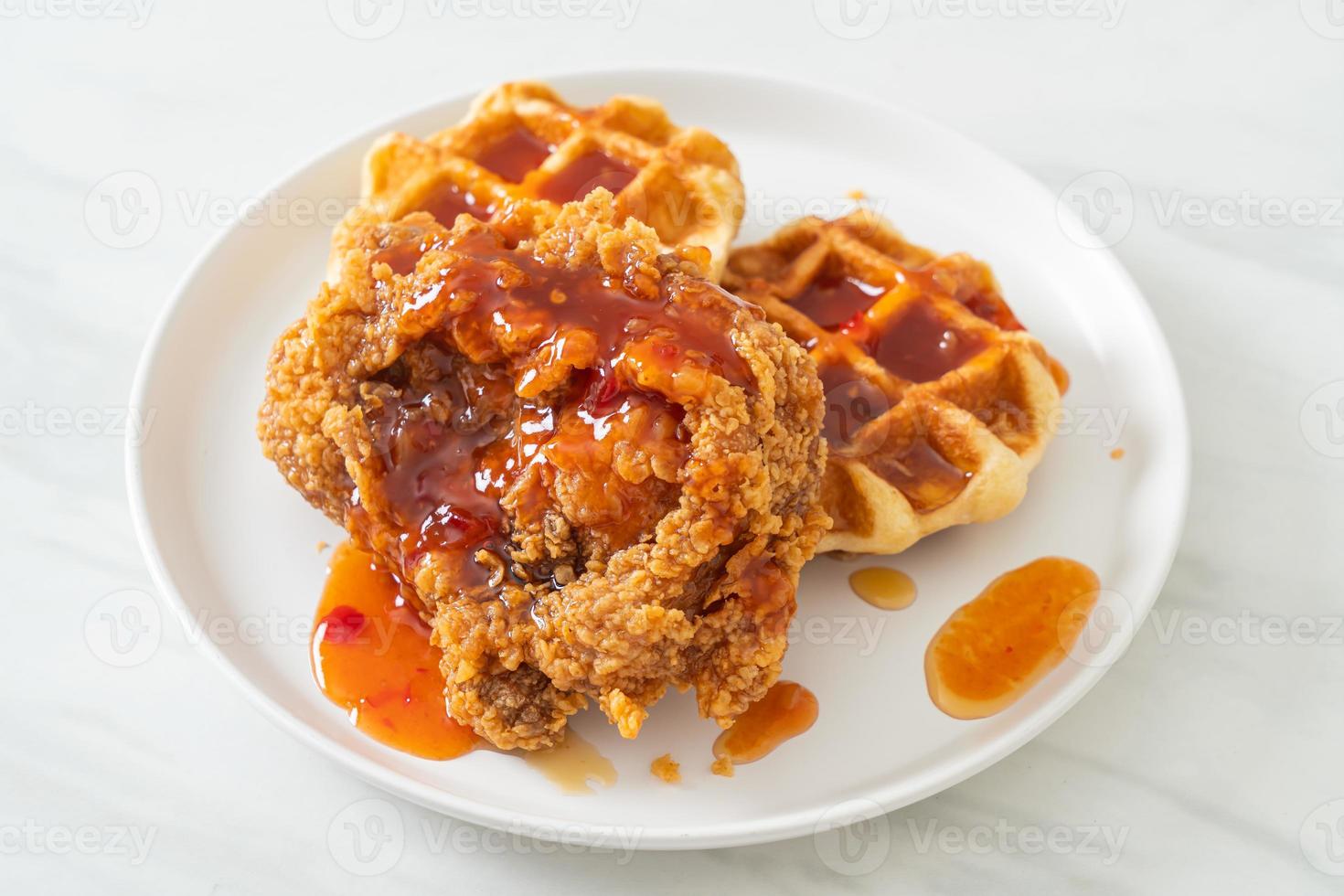 hausgemachtes Brathähnchen mit Waffel und scharfer Sauce foto