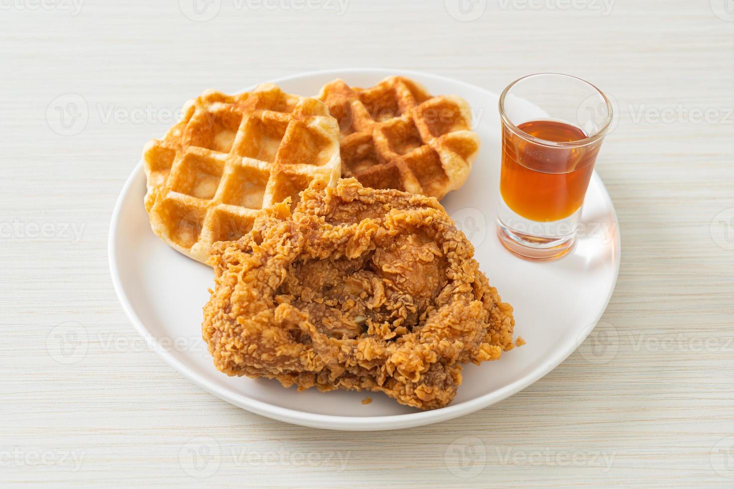 hausgemachte gebratene Hühnerwaffeln mit Honig oder Ahornsirup foto