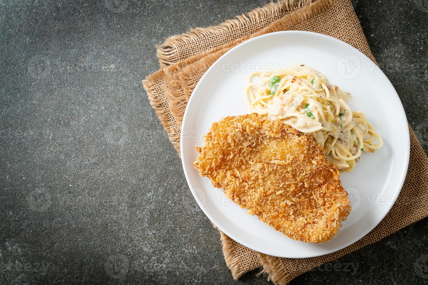 hausgemachte Spaghetti Pasta weiße Sahnesauce mit gebratenem Fisch foto