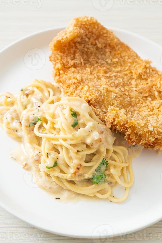 hausgemachte Spaghetti Pasta weiße Sahnesauce mit gebratenem Fisch foto