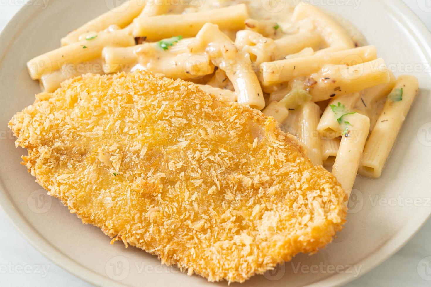 hausgemachte Quadrotto Penne Pasta weiße Sahnesauce mit gebratenem Fisch foto