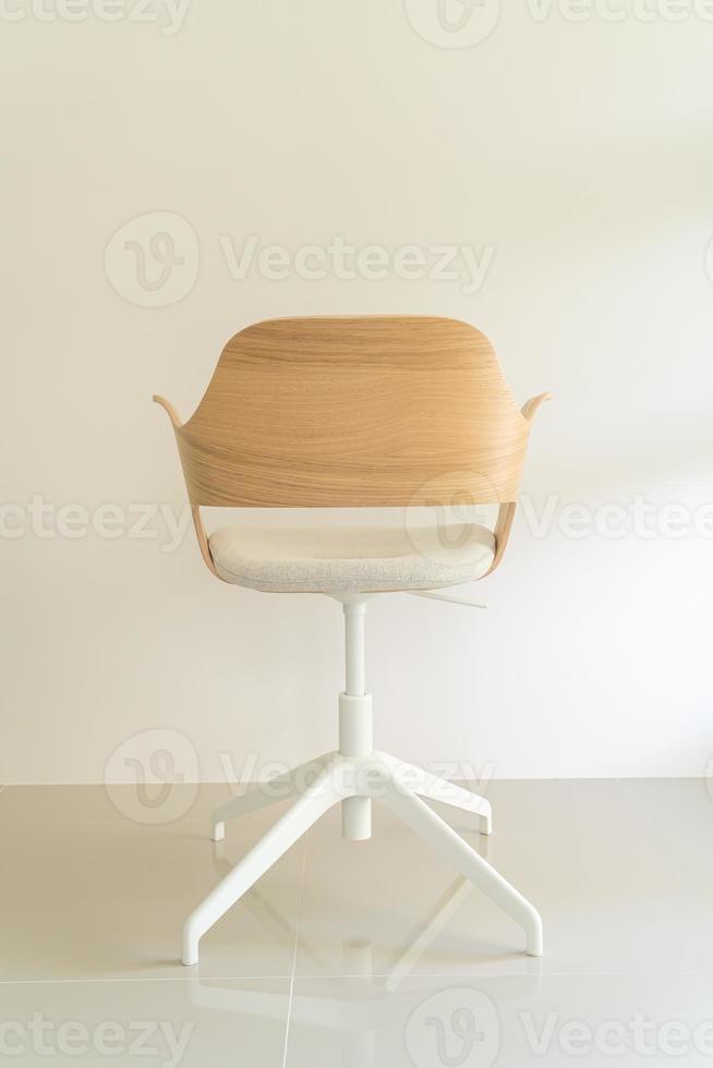 Holzstuhl mit grauem Stoffsitz foto