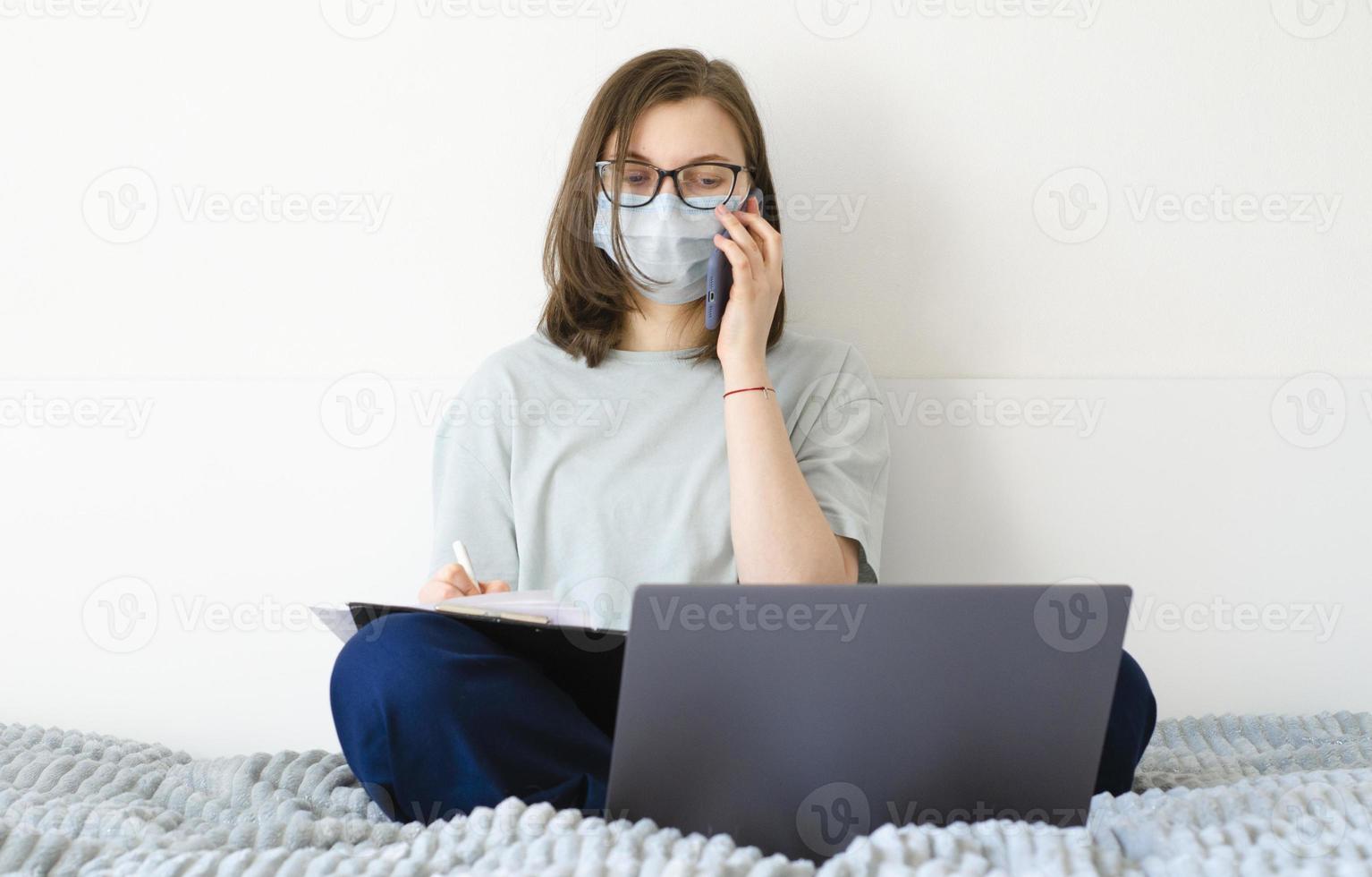 Mädchen mit Brille und Maske. löst Arbeitsprobleme, unterschreibt Dokumente. foto