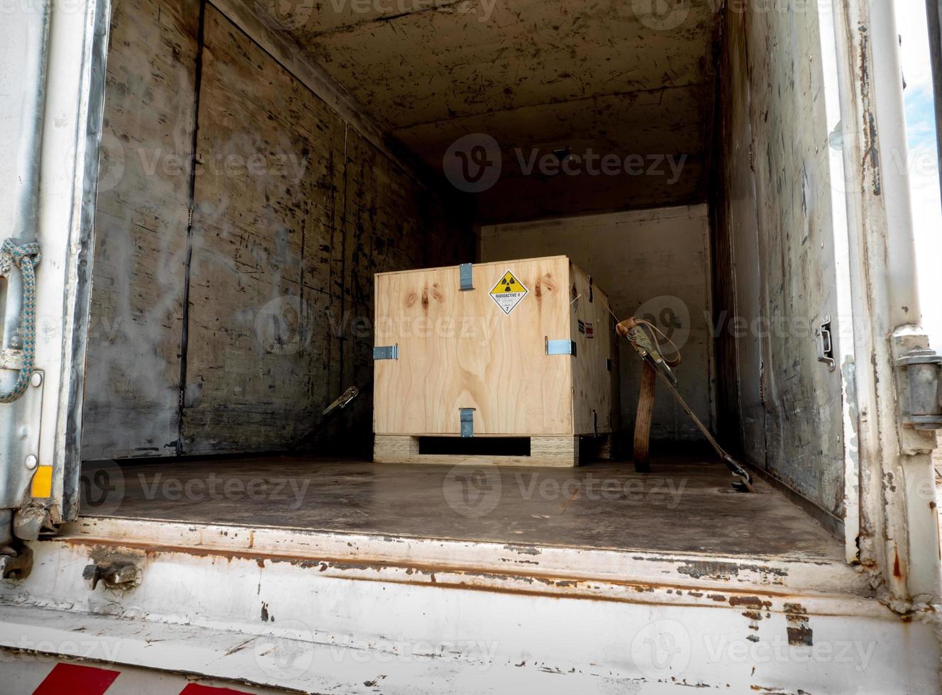 Strahlungsetikett neben der Transportholzkiste Typ a Paket foto