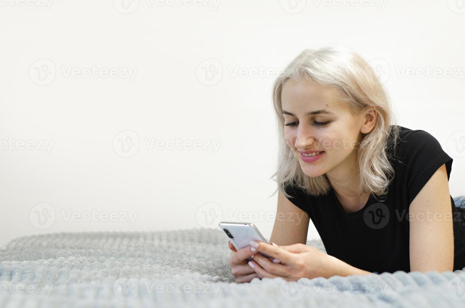 ein junges mädchen mit blonden haaren kommuniziert per videolink. foto