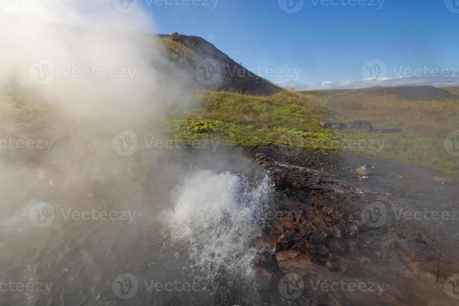 Dampf und kochendes Wasser in einer abgelegenen heißen Quelle foto