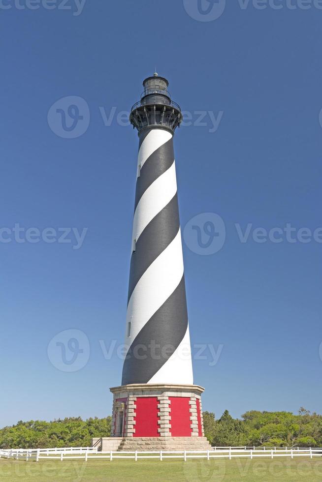 dramatischer Leuchtturm an einem sonnigen Tag foto