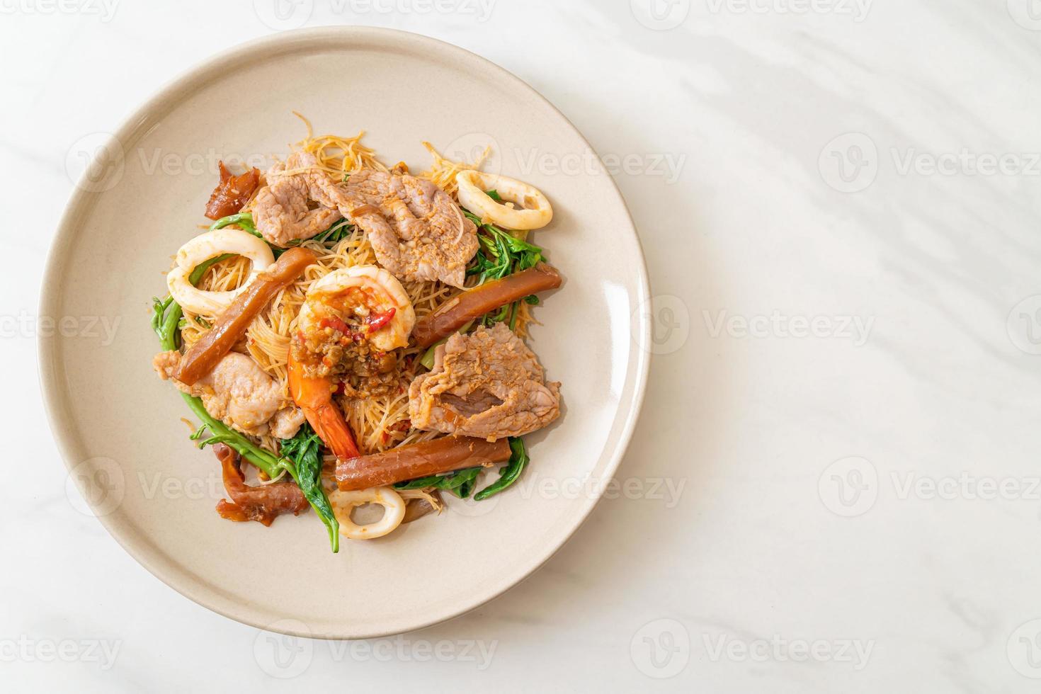 gebratene Reisnudeln und Wassermimose mit gemischtem Fleisch foto