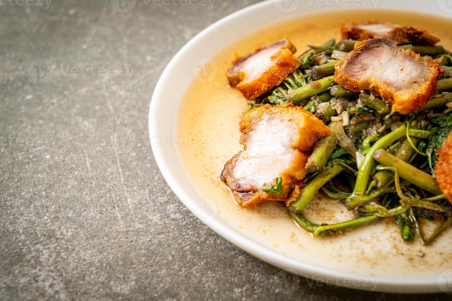 gebratene Wassermimose mit knusprigem Schweinebauch foto