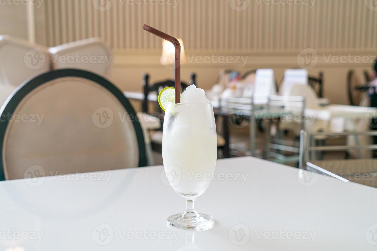 frisches Zitronen-Limetten-Smoothie-Glas im Café und Restaurant foto