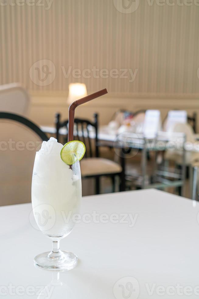 frisches Zitronen-Limetten-Smoothie-Glas im Café und Restaurant foto