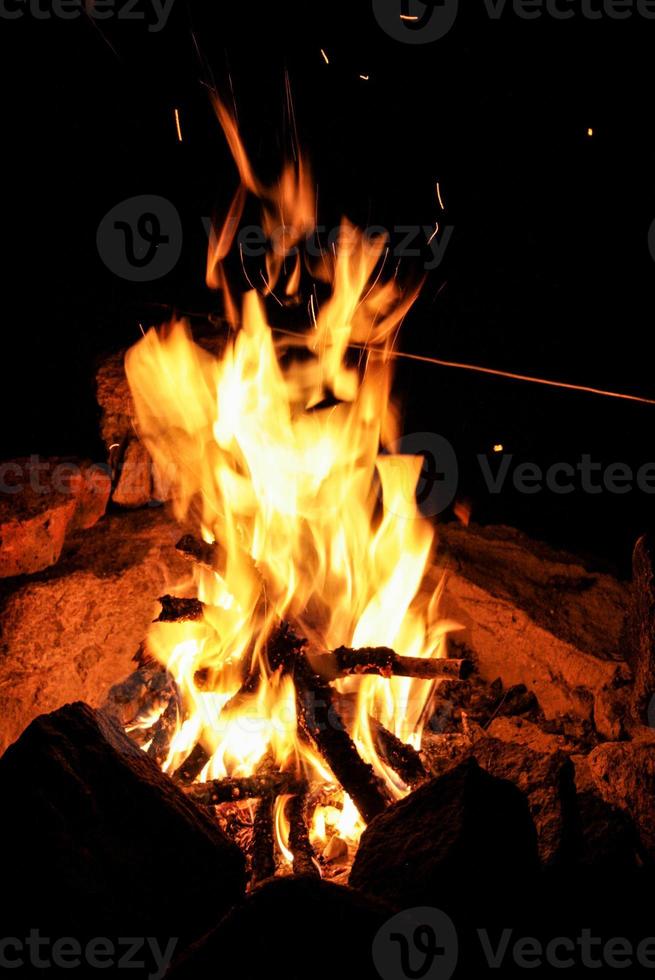 brennendes Lagerfeuer, Muster in der Nacht foto