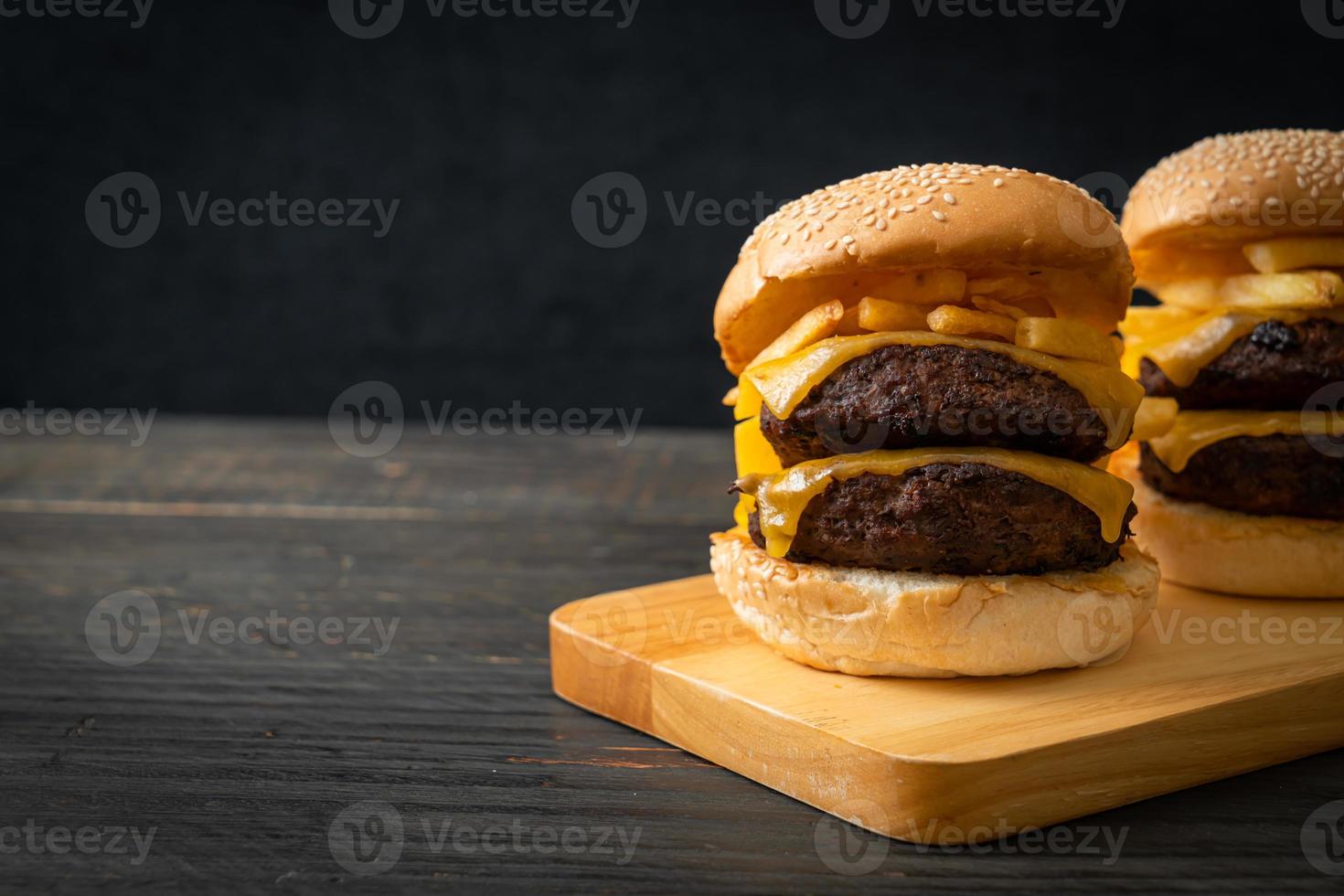 Hamburger oder Beef Burger mit Käse und Pommes Frites - ungesunde Essensart foto