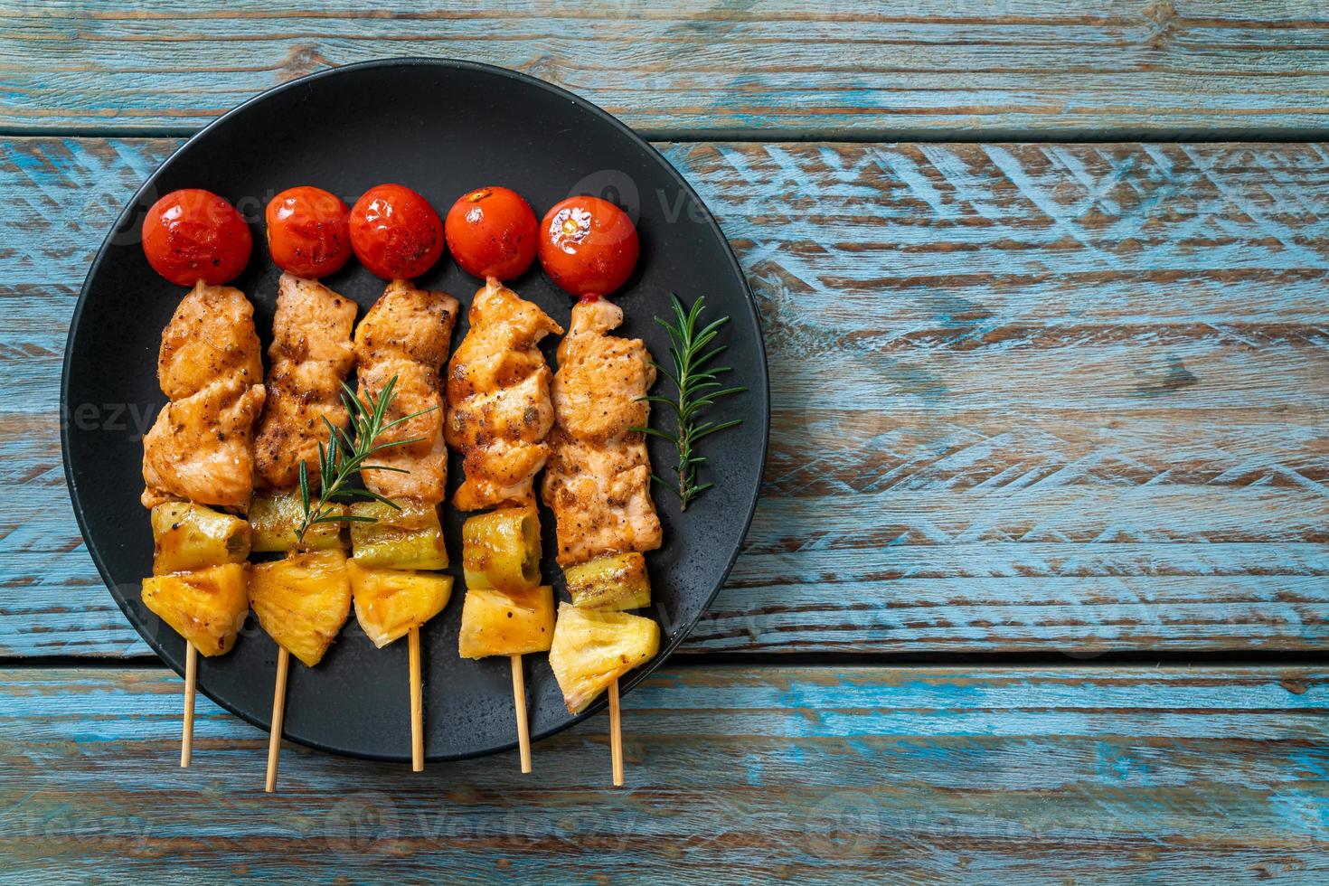 gegrillter Hähnchen-Grillspieß auf Teller foto