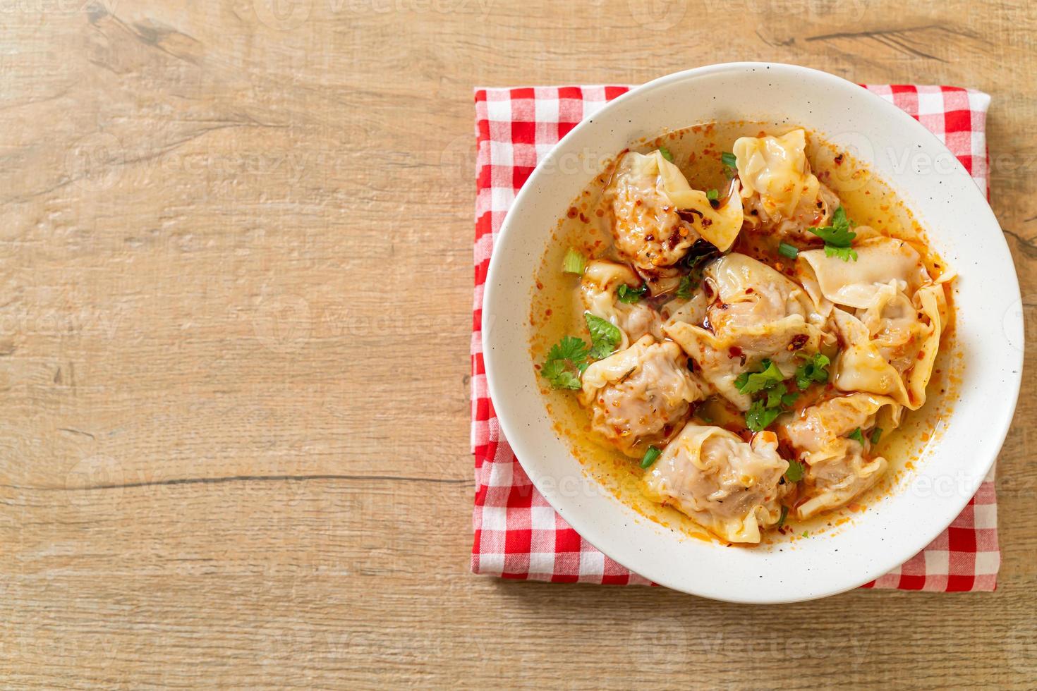 Schweine-Wan-Tan-Suppe oder Schweine-Knödel-Suppe mit geröstetem Chili - asiatische Küche foto