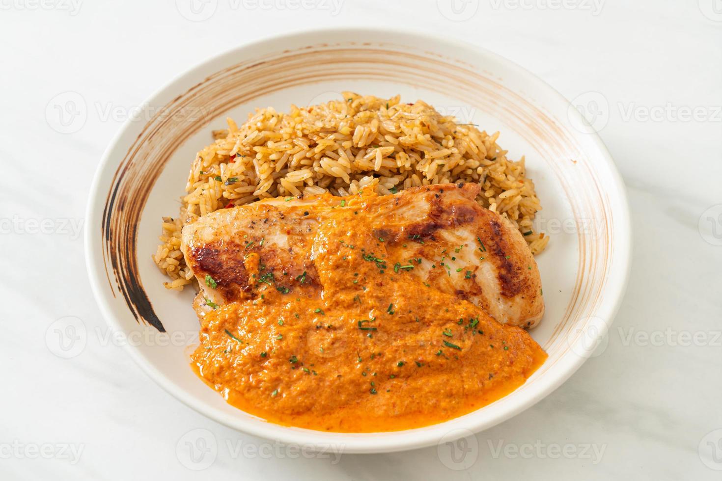 gegrilltes Hühnersteak mit roter Currysauce und Reis - muslimische Küche foto