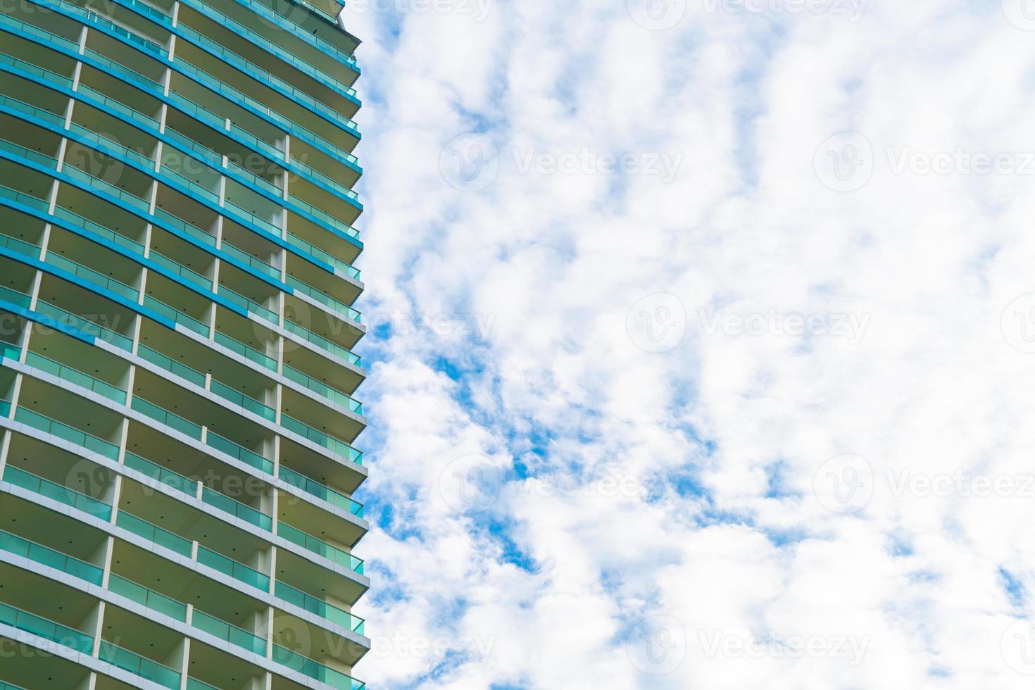 Gebäude mit bewölktem Himmel und Kopienraum foto