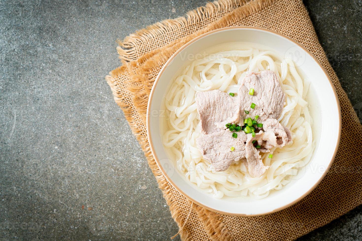 hausgemachte Udon-Ramen-Nudeln mit Schweinefleisch in klarer Suppe foto