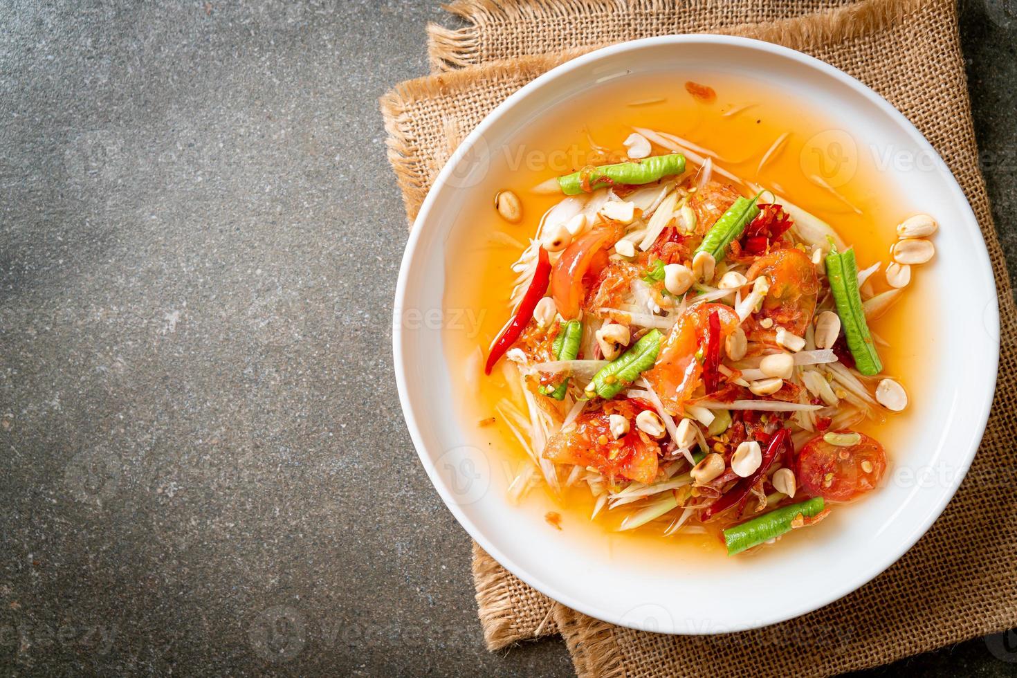 würziger Papayasalat - Som Tam - thailändischer traditioneller Streetfood-Stil foto