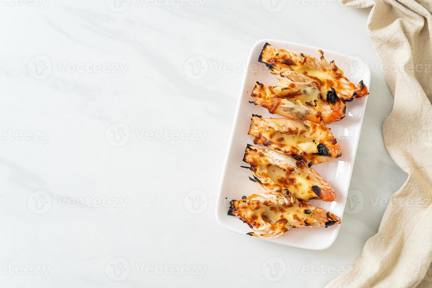 gegrillte Flussgarnelen oder Shrimps mit Käse nach Meeresfrüchte-Art foto