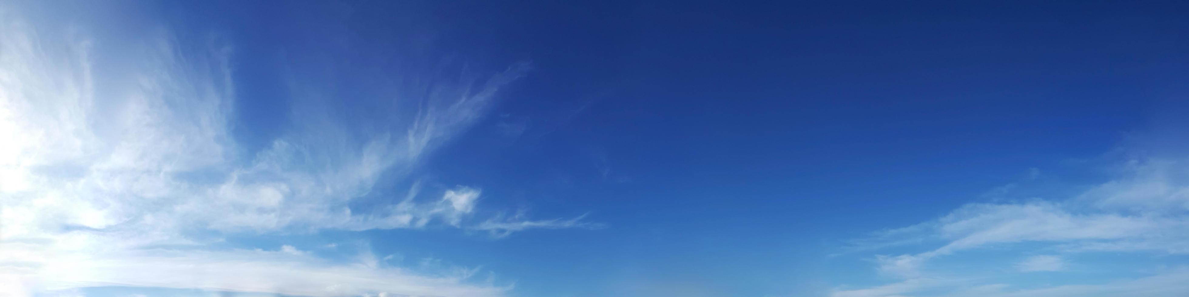 Panoramahimmel mit Wolken an einem sonnigen Tag. foto