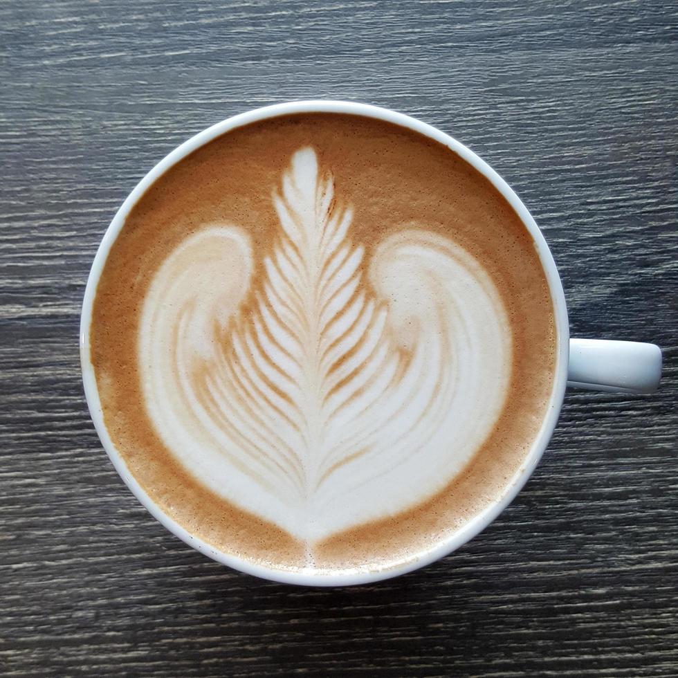 Blick von oben auf eine Tasse Latte-Art-Kaffee. foto