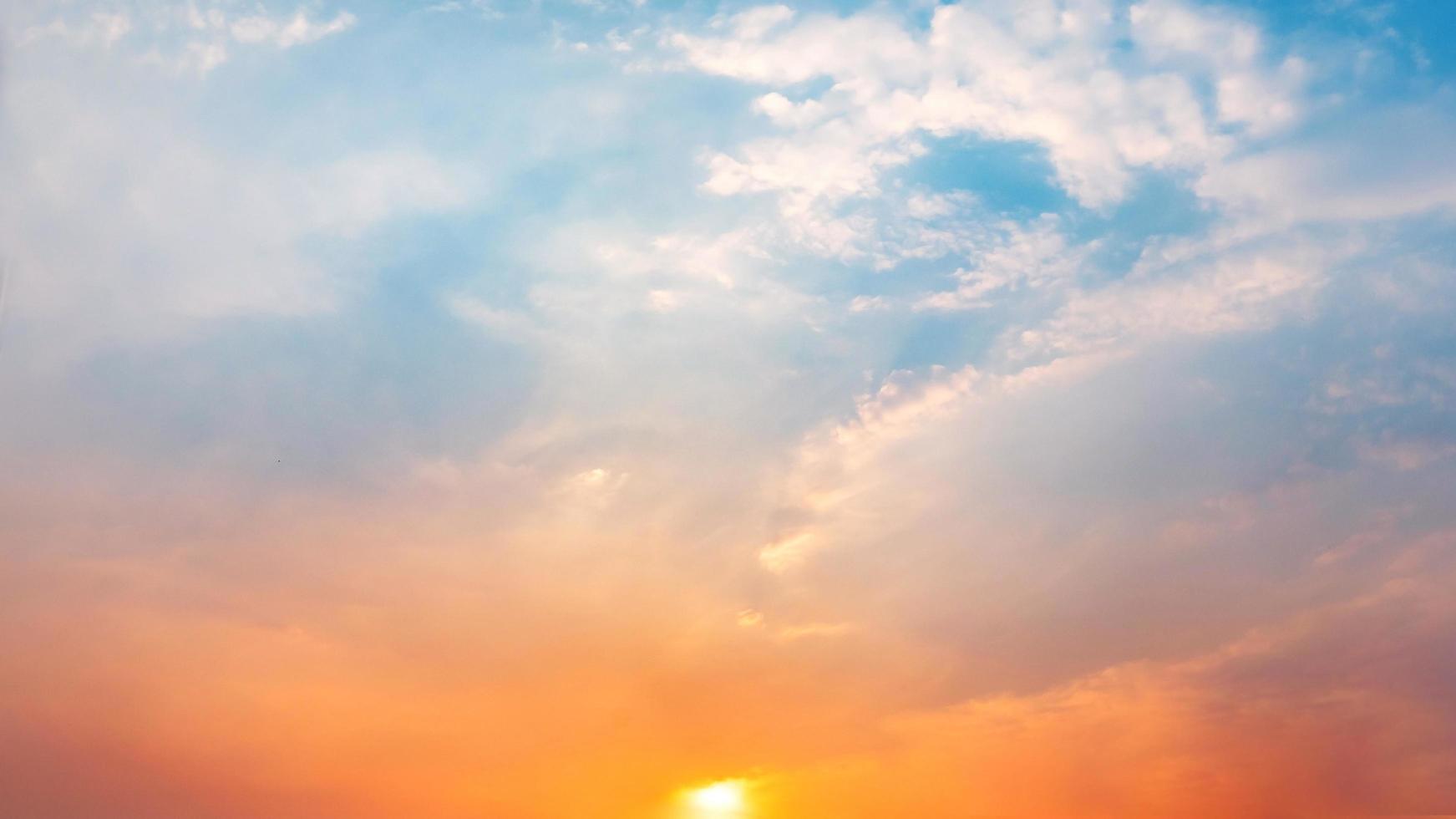 wunderschönes Panorama von Sonnenaufgang und Sonnenuntergang foto