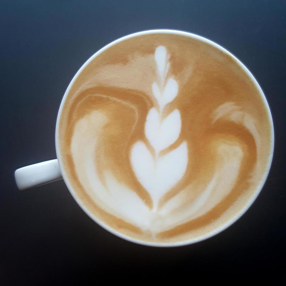 Blick von oben auf eine Tasse Latte-Art-Kaffee. foto