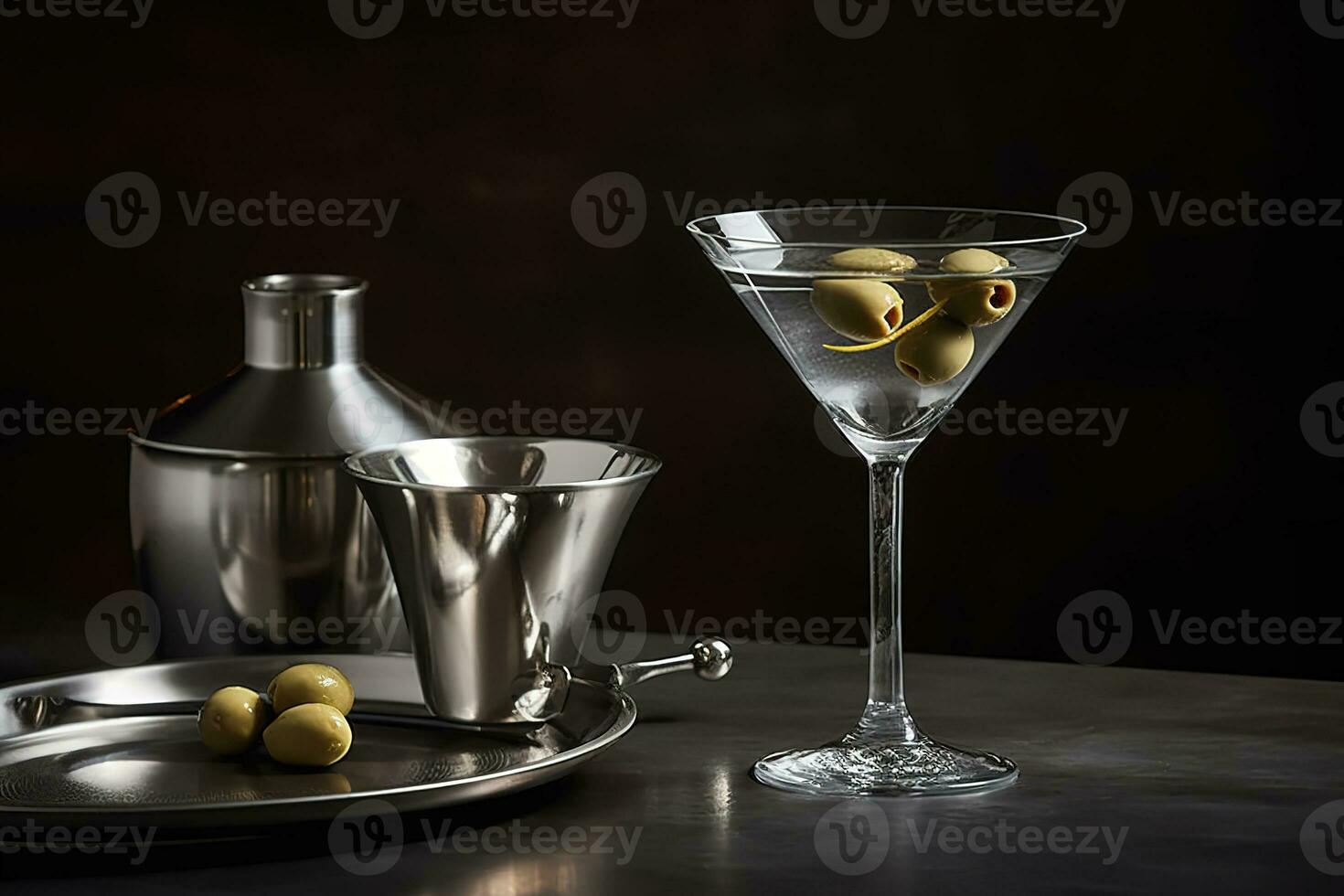 ein elegant, klassisch Martini, serviert im ein anspruchsvoll Martini Glas mit ein Twist von Zitrone oder ein Olive, begleitet durch ein Silber Cocktail Shaker auf ein glatt, modern Bar Arbeitsplatte. generativ ai foto