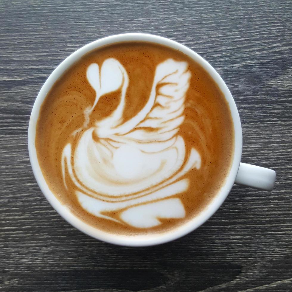 Blick von oben auf eine Tasse Latte-Art-Kaffee. foto