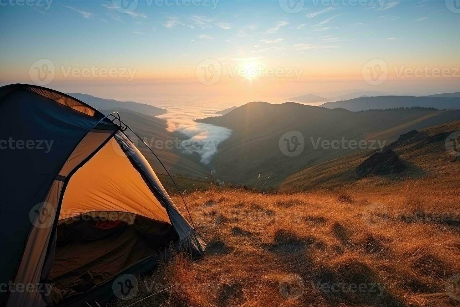 Camping auf das oben von das Berg mit schön Panorama beim Sonnenaufgang Licht Aussicht von ein Zelt. generativ ai foto