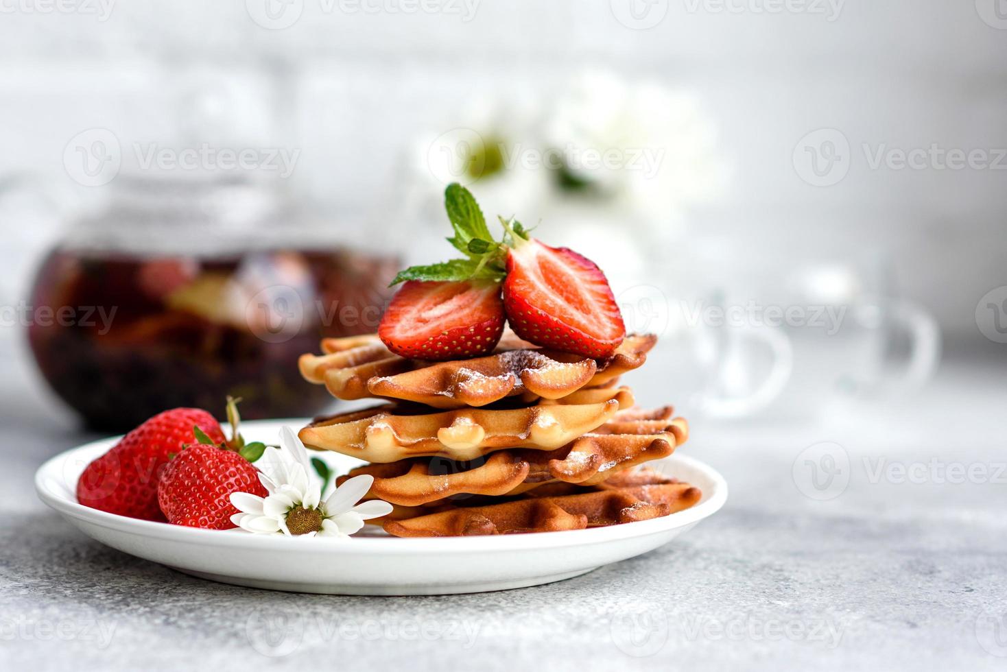 leckere frisch gebackene belgische Waffeln mit Beeren und Früchten foto