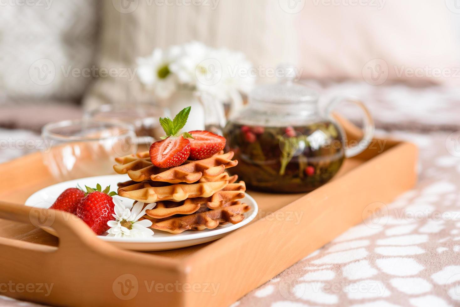 leckere frisch gebackene belgische Waffeln mit Beeren und Früchten foto