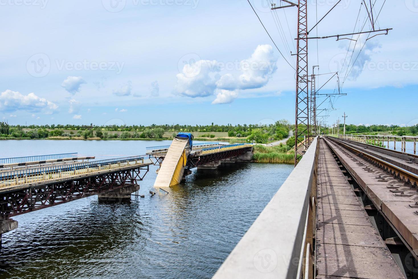 Zerstörung von Brückenbauwerken über den Fluss foto