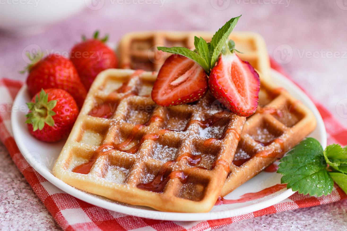 leckere frisch gebackene belgische Waffeln mit Beeren und Früchten foto