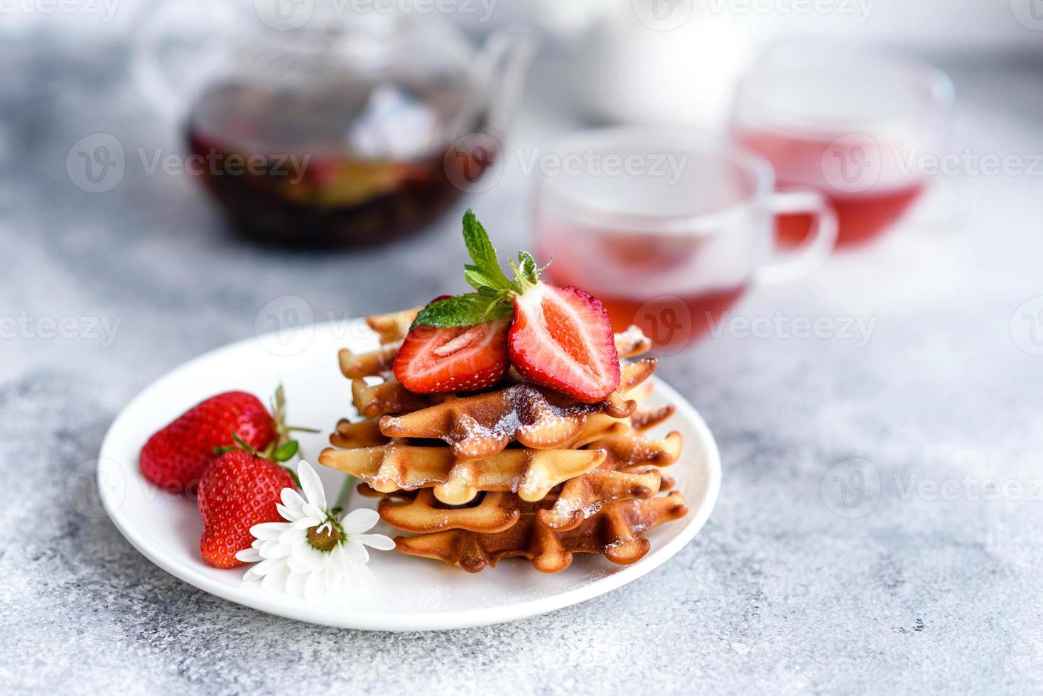 leckere frisch gebackene belgische Waffeln mit Beeren und Früchten foto