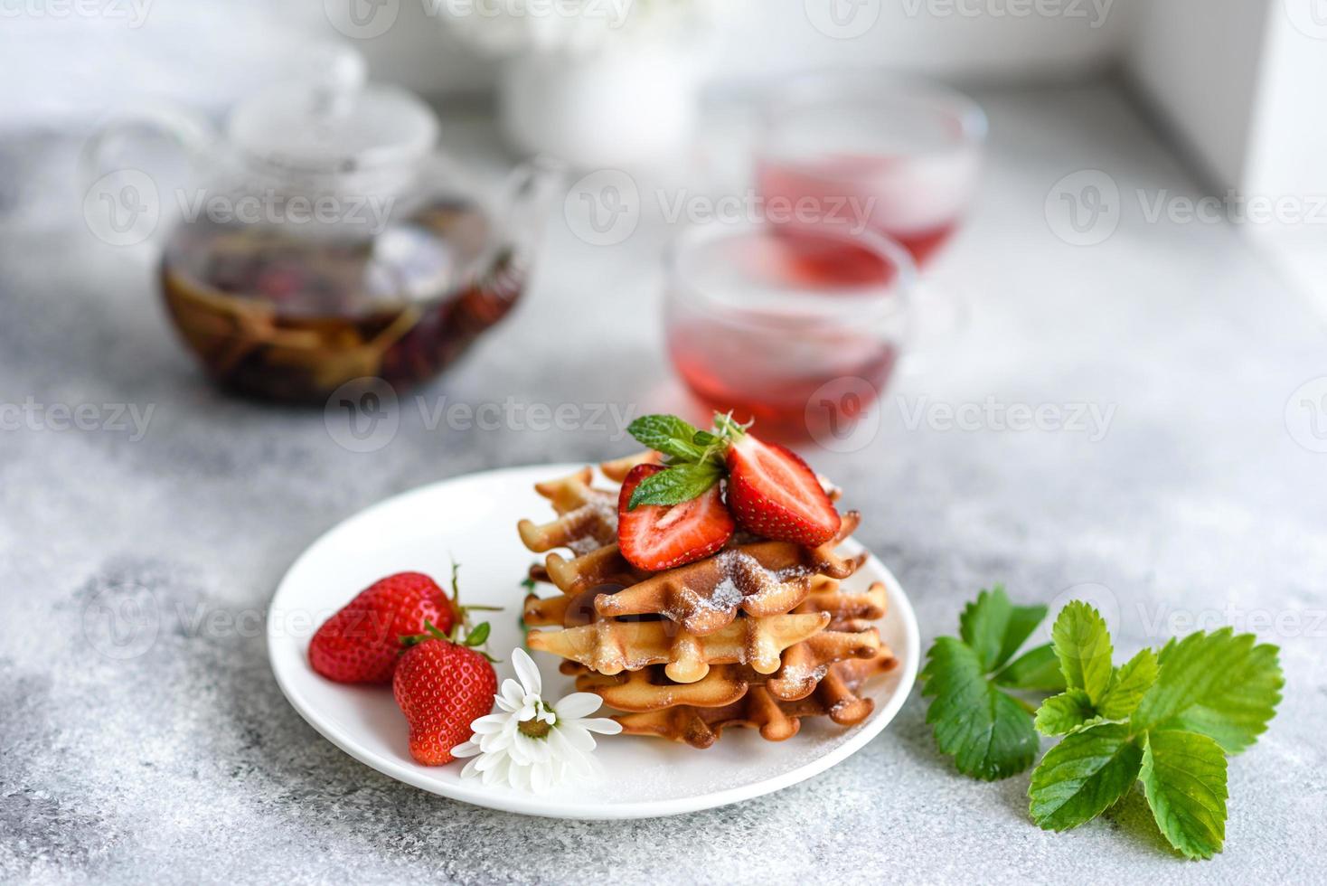 leckere frisch gebackene belgische Waffeln mit Beeren und Früchten foto