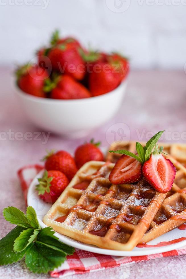 leckere frisch gebackene belgische Waffeln mit Beeren und Früchten foto