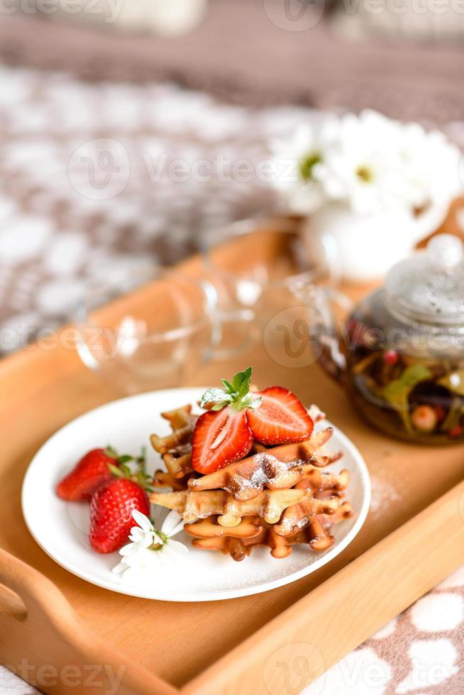 leckere frisch gebackene belgische Waffeln mit Beeren und Früchten foto