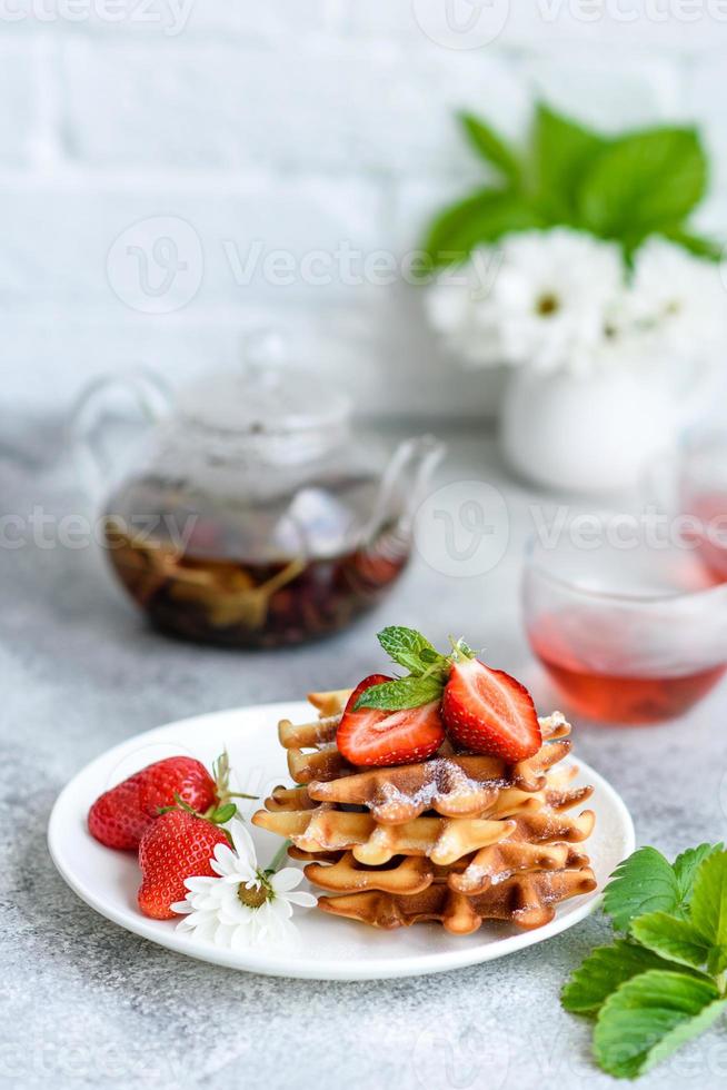 leckere frisch gebackene belgische Waffeln mit Beeren und Früchten foto