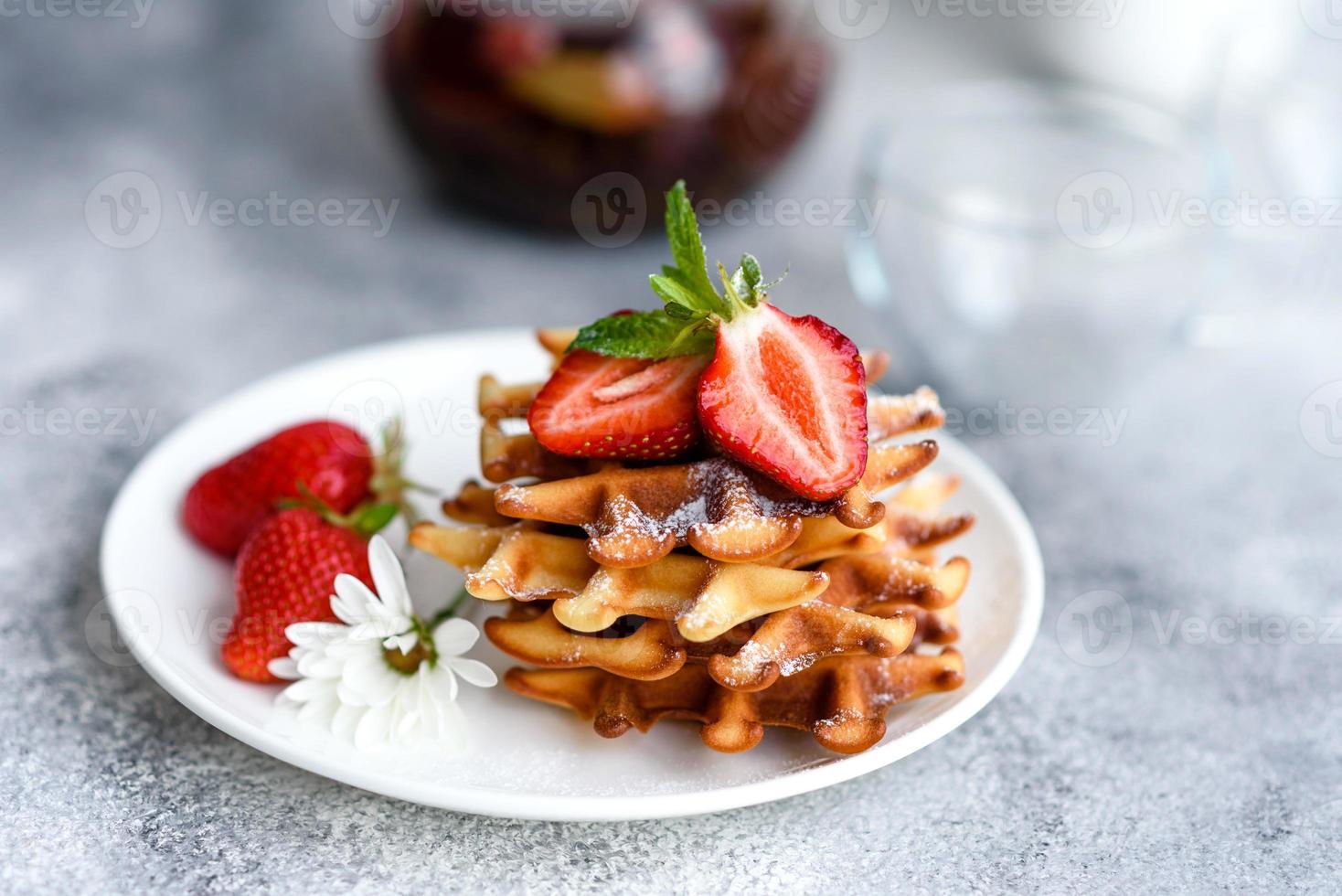 leckere frisch gebackene belgische Waffeln mit Beeren und Früchten foto