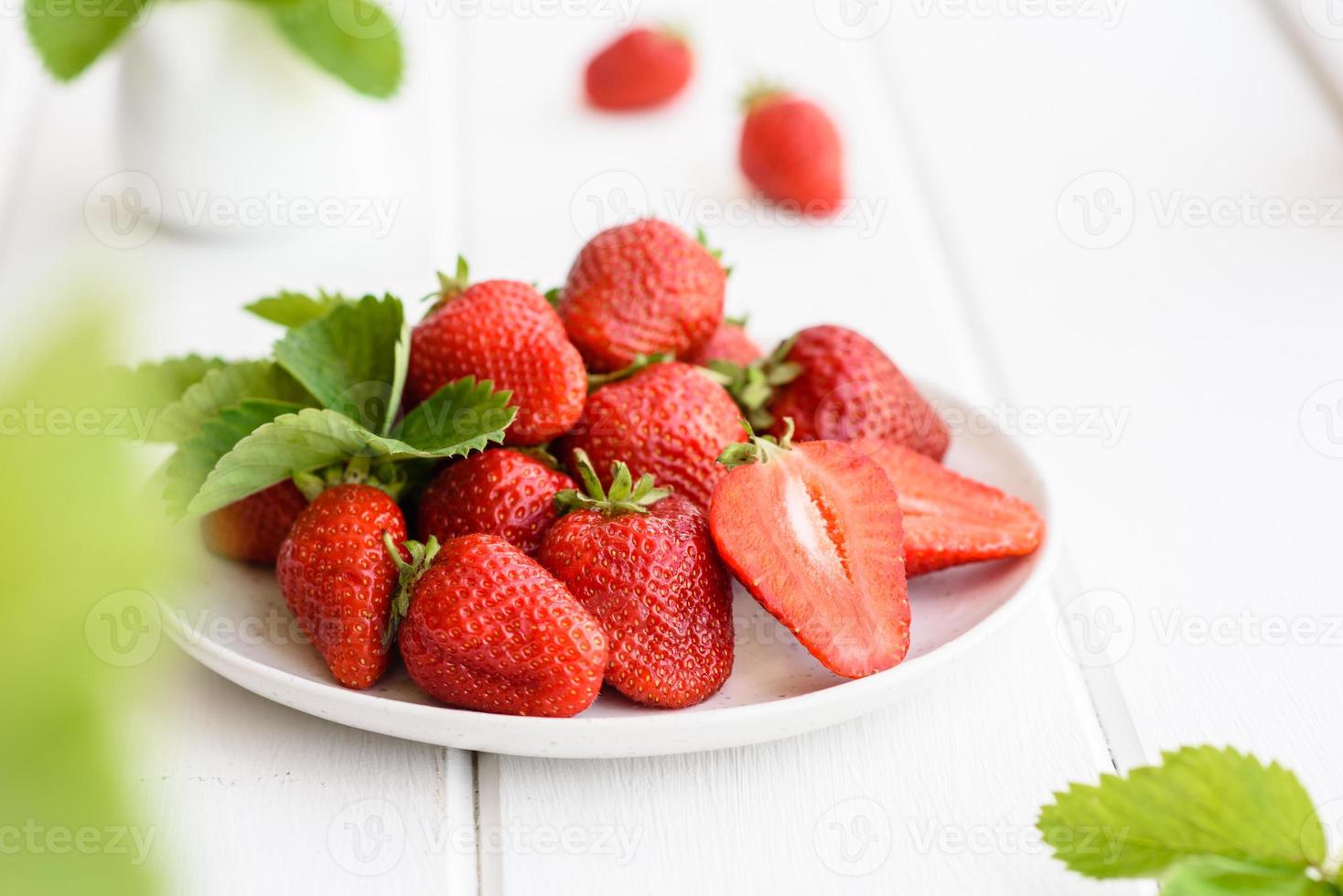 schöne saftig frische Erdbeeren auf der Betonoberfläche foto