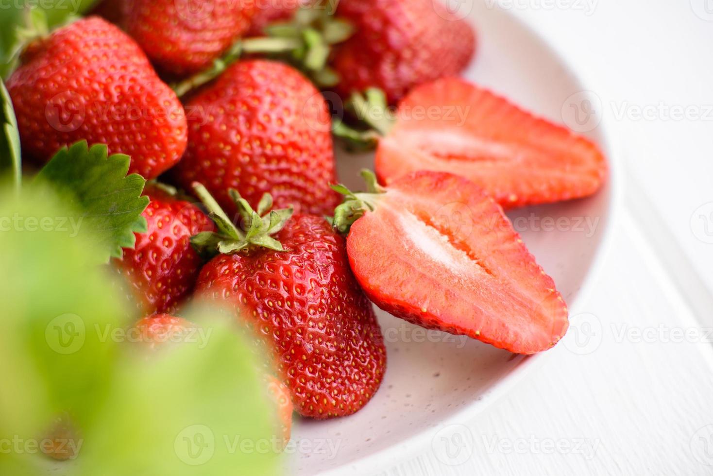 schöne saftig frische Erdbeeren auf der Betonoberfläche foto