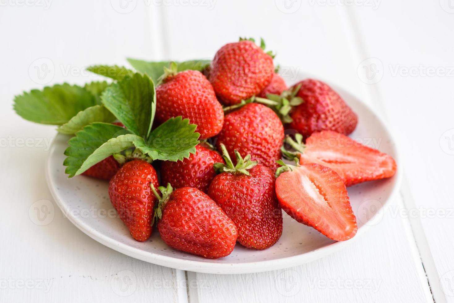 schöne saftig frische Erdbeeren auf der Betonoberfläche foto